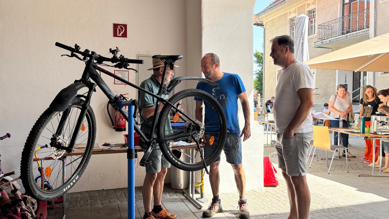 Repair Cafe_C_Bernhard Pointecker (1)